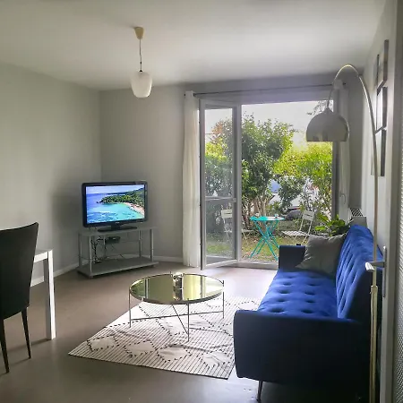 Toulouse Airport Apartment: Netflix & Terrace Apartment Blagnac
